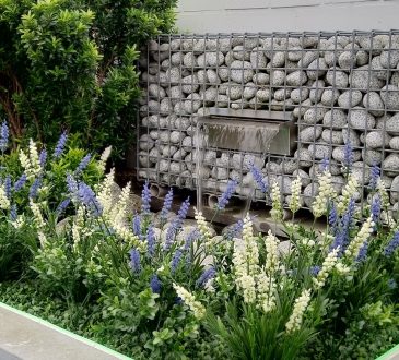 Een tuin vol kunstplanten