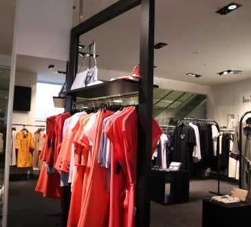 Kleding cadeau doen: zo kies je de perfecte outfit voor haar uit!