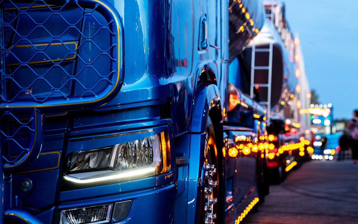 Wat houdt het vrachtwagen rijbewijs in, wanneer heb je het nodig en hoe verloopt de opleiding? In dit blog vertellen we je het allemaal.