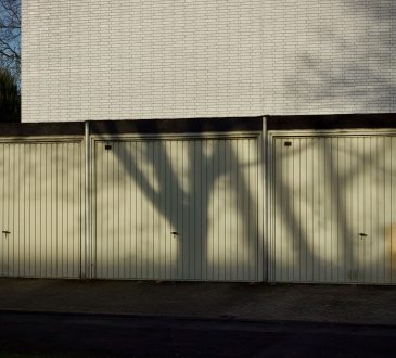 Je garagedeur vervangen? Lees waar je op moet letten bij het kiezen van een nieuwe deur en hoe je offertes van garagedeurbedrijven vergelijkt.