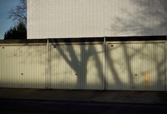 Je garagedeur vervangen? Lees waar je op moet letten bij het kiezen van een nieuwe deur en hoe je offertes van garagedeurbedrijven vergelijkt.