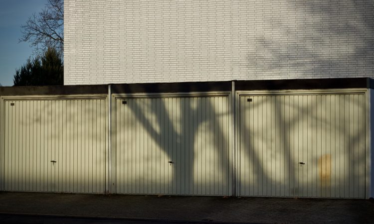 Je garagedeur vervangen? Lees waar je op moet letten bij het kiezen van een nieuwe deur en hoe je offertes van garagedeurbedrijven vergelijkt.